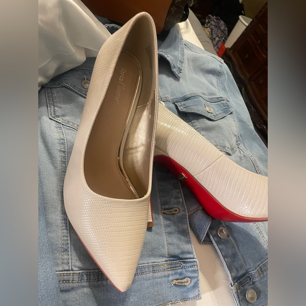 White pumps w red bottom